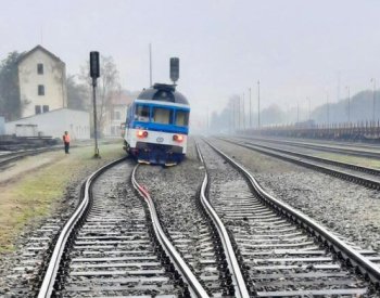 V Neratovicích vykolejil vlak, bez zranění, provoz stál