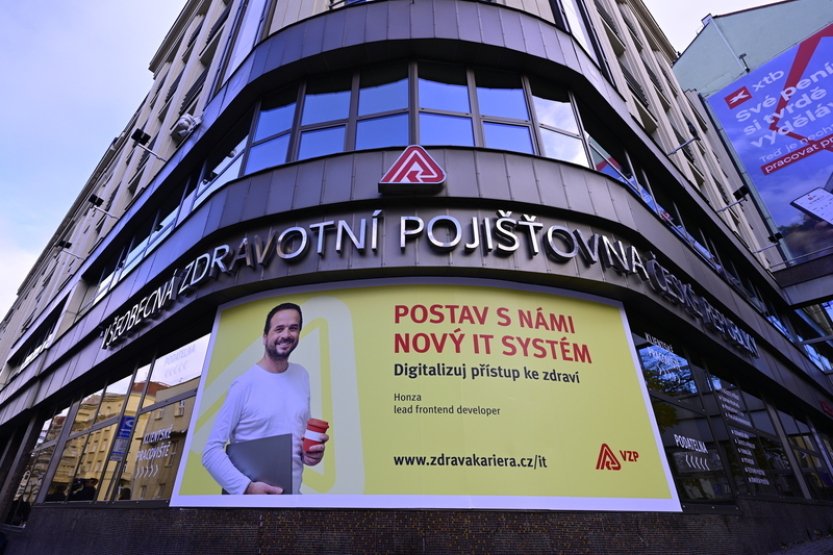 Policie obvinila v kauze zakázek VZP 13 lidí, mimo jiné za úplatkářství