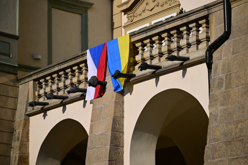 Havlíček je pro postupné sundávání ukrajinských vlajek ze státních budov