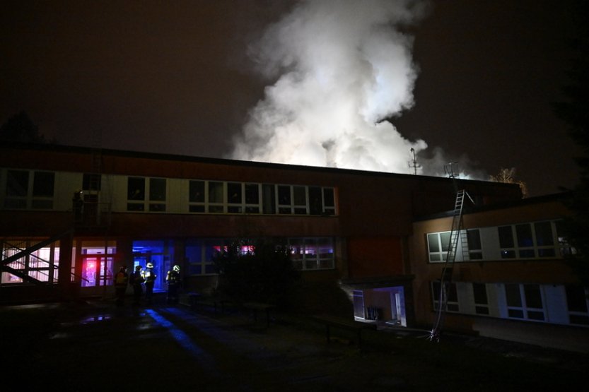 Hasiči ve Zlíně likvidují požár střechy budovy střední školy