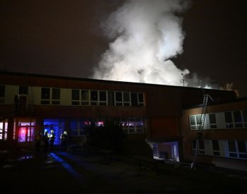 Hasiči ve Zlíně likvidují požár střechy budovy střední školy