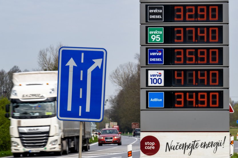 Pohonné hmoty v České republice za uplynulý týden zlevnily o desítky haléřů