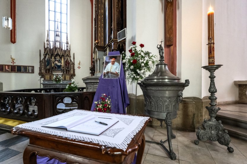 Lidé se ode dneška mohou loučit se zemřelým kardinálem Dukou