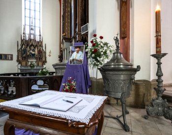 Lidé se ode dneška mohou loučit se zemřelým kardinálem Dukou