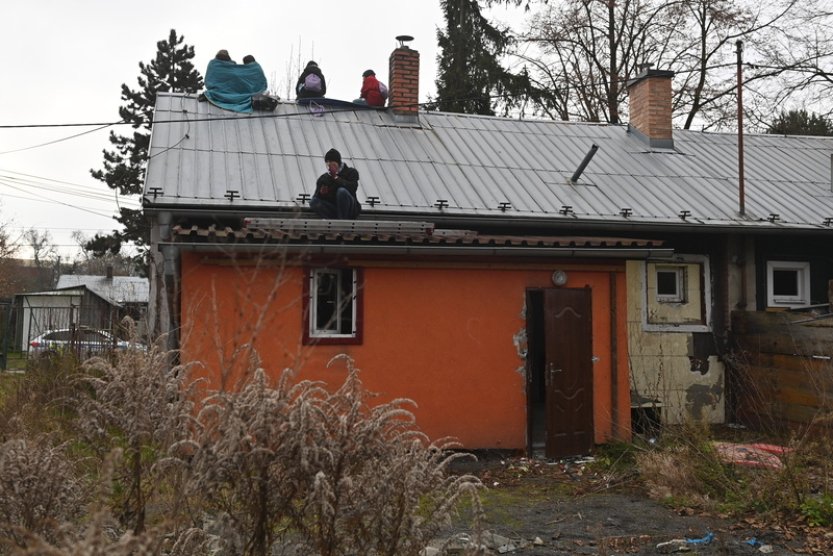 Podporovatelé kolonie Bedřiška znovu obsadili střechu domu určeného k demolici