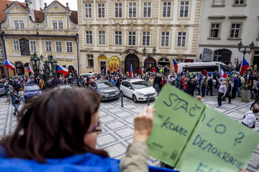Spokojenost s demokracií v ČR letos přibylo, nespokojených je ale dál většina
