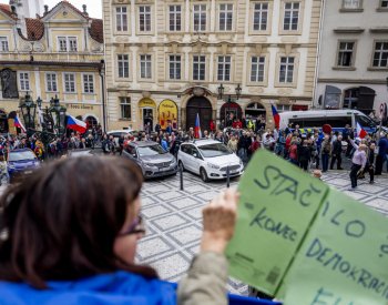 Spokojenost s demokracií v ČR letos přibylo, nespokojených je ale dál většina