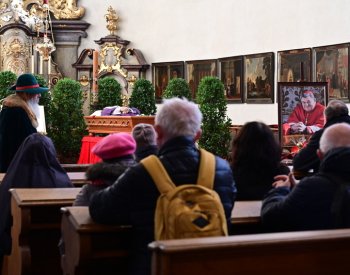 Druhý den se přišly rozloučit s kardinálem Dominikem Dukou další desítky lidí