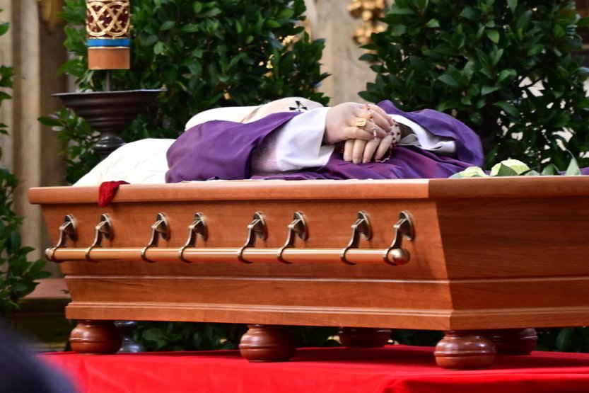 Živě: Před katedrálou svatého Víta čekají lidé kvůli pohřbu kardinála Duky