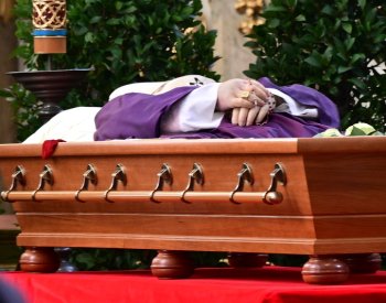 Živě: Před katedrálou svatého Víta čekají lidé kvůli pohřbu kardinála Duky