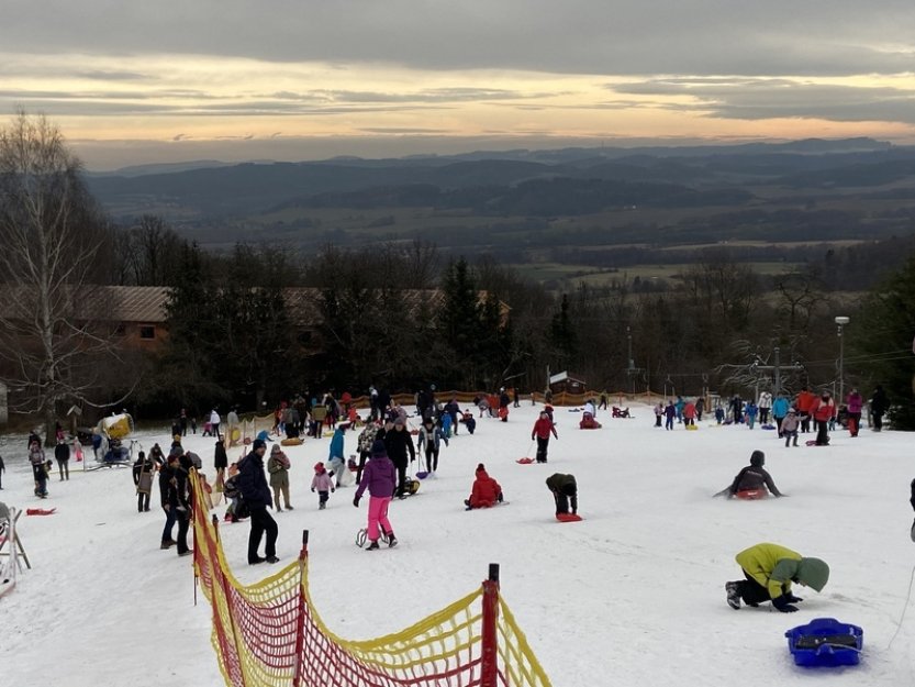 Monínec zahájil lyžařskou sezonu rekordně brzy, dorazilo 500 lyžařů