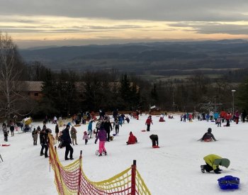 Monínec zahájil lyžařskou sezonu rekordně brzy, dorazilo 500 lyžařů