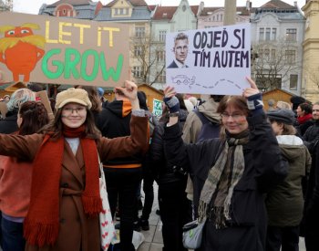 Přes 100 lidí v Ostravě protestovalo proti možné účasti Macinky a Turka ve vládě