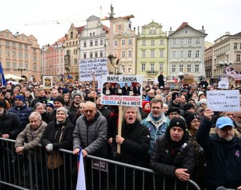 Tisíce lidí se v centru Prahy zúčastnily demonstrace proti vznikající vládě