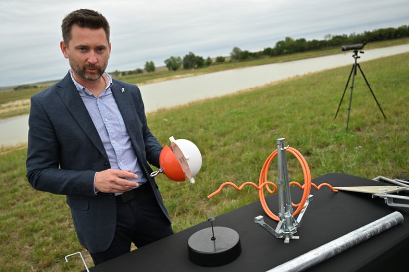 EG.D osazuje sloupy vysokého napětí konzolami chránícími ptáky před proudem