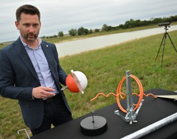 EG.D osazuje sloupy vysokého napětí konzolami chránícími ptáky před proudem