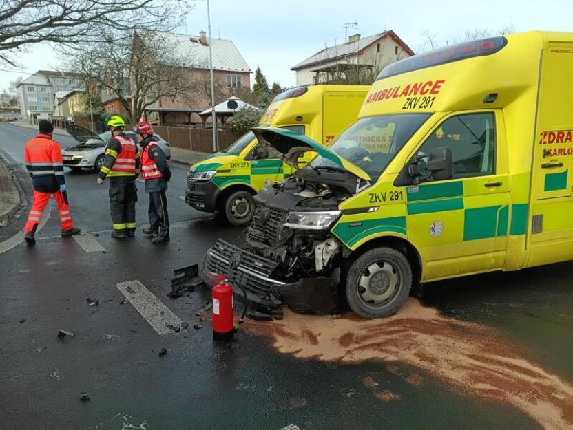 Sanita v Chebu odmrštila auto na chodník, lehce zraněno je šest lidí včetně čtyř dětí