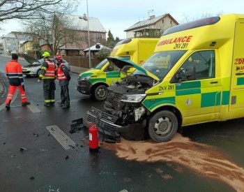 Sanita v Chebu odmrštila auto na chodník, lehce zraněno je šest lidí včetně čtyř dětí