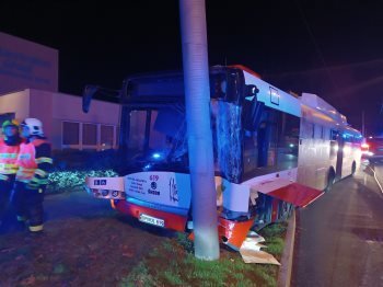 V Ústí nad Labem narazil trolejbus do sloupu, sedm lehce zraněných v nemocnici