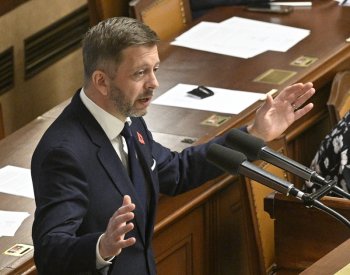 Končící koalice kritizuje, že poslanci mají chybět na Transatlantickém fóru