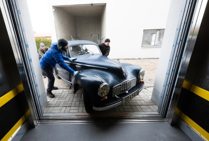 Muzejníci ve V. Mýtě stěhovali historická auta a kočáry, ukážou je v prosinci