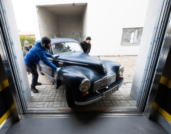 Muzejníci ve V. Mýtě stěhovali historická auta a kočáry, ukážou je v prosinci