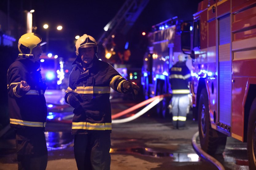 Ve Strašnicích hořel v noci pneuservis, předběžná škoda je 80 milionů Kč