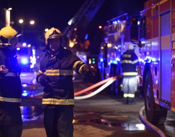 Ve Strašnicích hořel v noci pneuservis, předběžná škoda je 80 milionů Kč