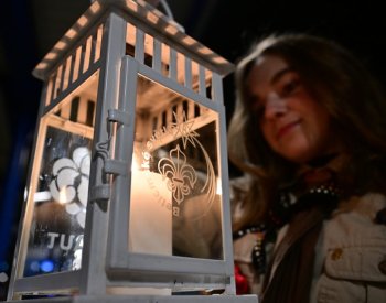 Skauti přivezli z Lince do Brna betlémské světlo, rozvezou je za týden