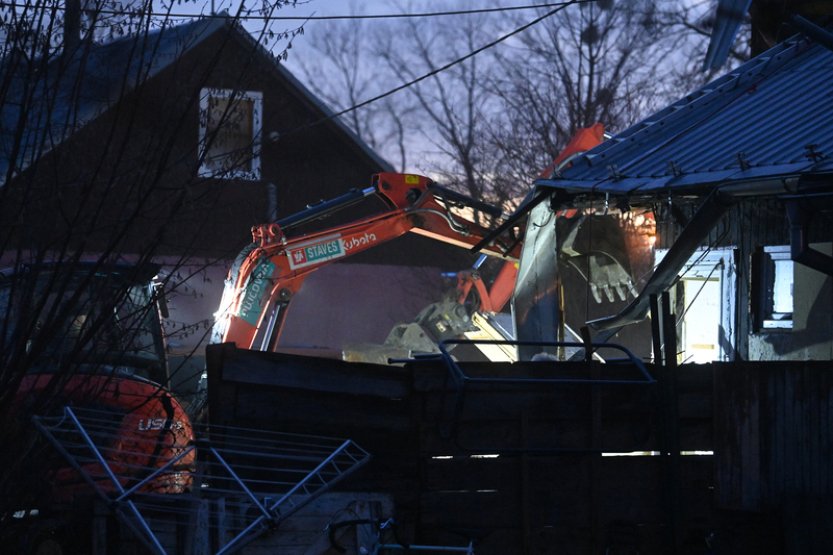 V kolonii Bedřiška stroje zbouraly dům, který dřív bránili aktivisté