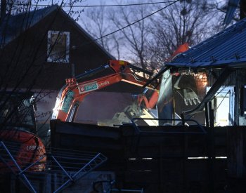 V kolonii Bedřiška stroje zbouraly dům, který dřív bránili aktivisté