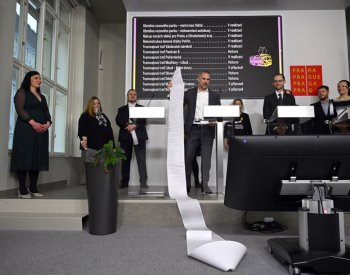 Hřib zůstane zastupitelem Prahy a v čele dozorčí rady dopravního podniku