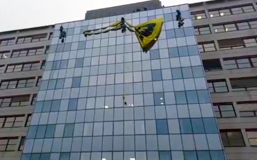 Greenpeace vyvěsili transparent na budovu ministerstva životního prostředí