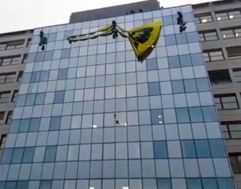 Greenpeace vyvěsili transparent na budovu ministerstva životního prostředí
