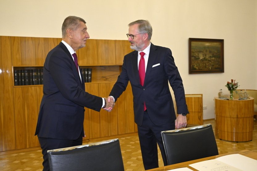 Babiš a noví ministři dorazili do Strakovy akademie, přivítal je Fiala