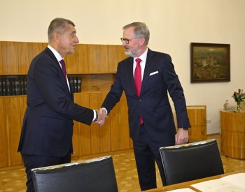 Babiš a noví ministři dorazili do Strakovy akademie, přivítal je Fiala