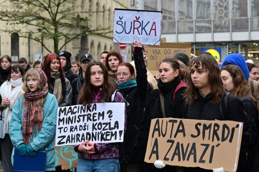 Greenpeace vyvěsili na MŽP transparent, konaly se i protesty studentů