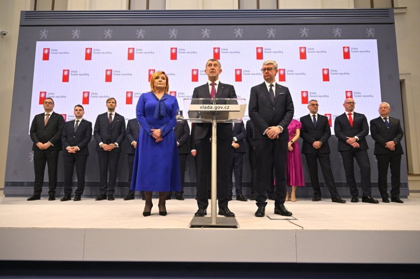 Babišova vláda by měla na odmítnout povolenky či migrační pakt