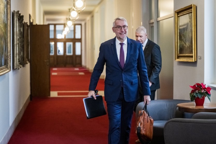 iDNES: Metnar nechal z budovy ministerstva vnitra sundat ukrajinskou vlajku