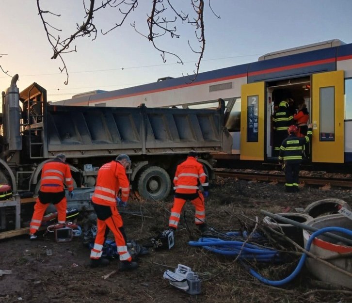 Na Orlickoústecku se srazil vlak s nákladním autem, zranění jsou čtyři lidé