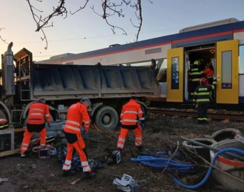 Na Orlickoústecku se srazil vlak s nákladním autem, zranění jsou čtyři lidé