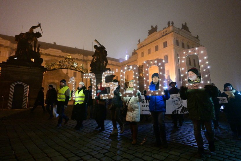Milion chvilek donesl na Hrad podpisy na podporu prezidenta Pavla