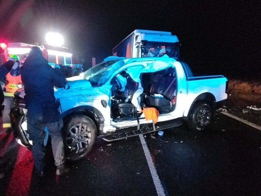 Při nehodě nákladního a osobního auta na Chomutovsku se zranilo pět lidí