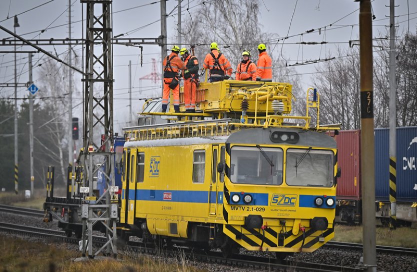 Krádež kabelů omezila provoz vlaků v Praze, zpoždění až 90 minut