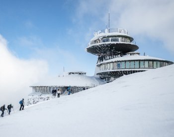 Sněžku zasáhl vítr o síle orkánu, měl přes 128 km/h, horní úsek lanovky nejede