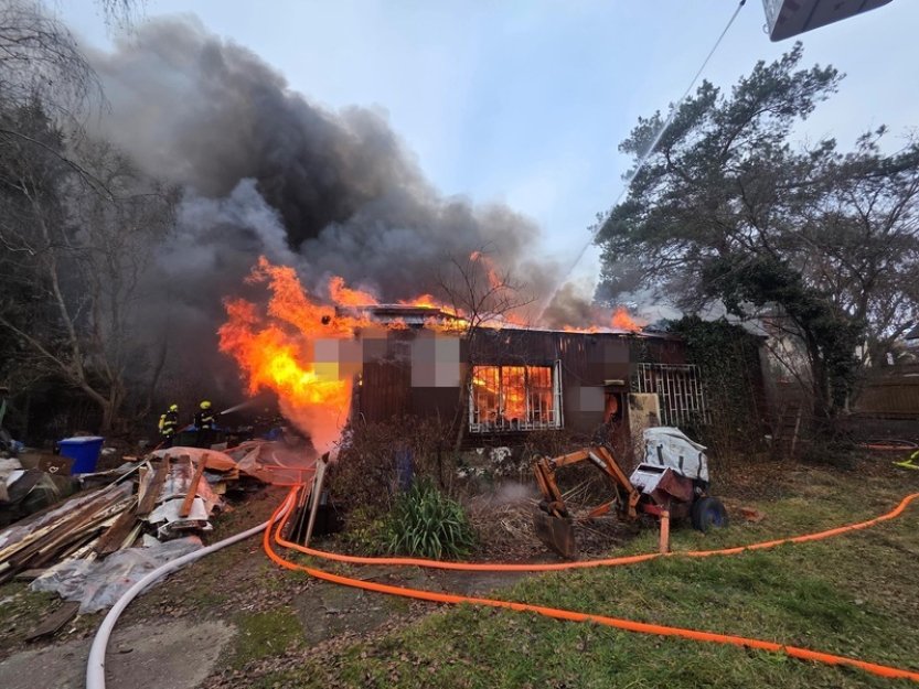 V Hostivici u Prahy hoří bungalov, hasiči vyhlásili druhý stupeň poplachu