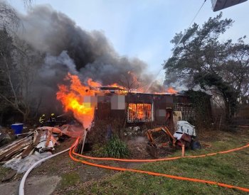 V Hostivici u Prahy hoří bungalov, hasiči vyhlásili druhý stupeň poplachu