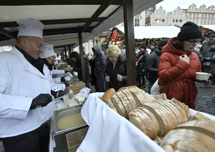 Rozlévání polévky na Staroměstském náměstí provázel velký zájem