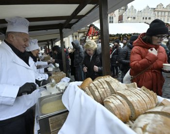 Rozlévání polévky na Staroměstském náměstí provázel velký zájem