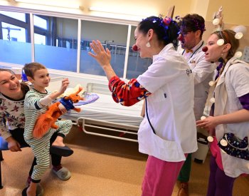 Děti hospitalizované na Štědrý den v brněnské nemocnici rozveselili klauni